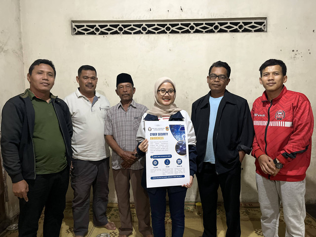 Foto bersama setelah melaksanakan kegiatan sosialisasi dengan Kepala Dusun, Ketua RW, Ketua RT, dan Ketua Karang Taruna Desa jati. Sumber: Dokumentasi Dina Aisyah Sahlan Nasution (KKN TIM II UNDIP 2024)