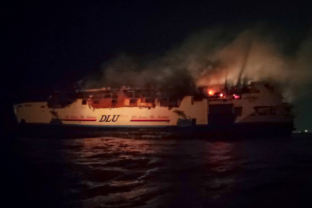 Saat KM Kirana I terbakar, Minggu (11/8/2024). Foto: Suryo Wicaksono/ANTARA FOTO