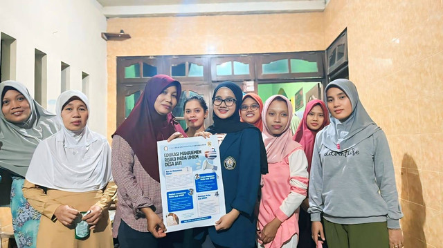 Foto bersama setelah melaksanakan kegiatan sosialisasi dengan Ibu-ibu PKK RT 01 Desa jati. Sumber: Dokumentasi Dina Aisyah Sahlan Nasution (KKN TIM II UNDIP 2024)