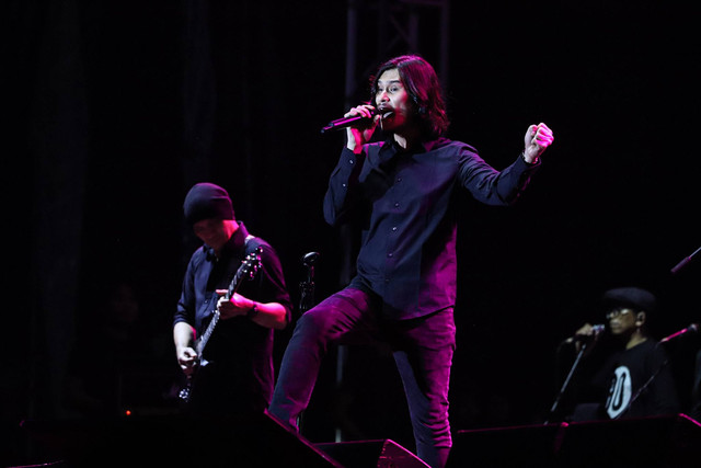 Grup musik Dewa 19 feat Virzha tampil di The 90's Festival 2024 di Gambir Expo Kemayoran, Jakarta, Minggu (11/8/2024). Foto: Iqbal Firdaus/kumparan