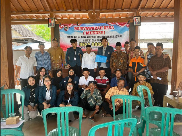 Penyerahan hasil verifikasi data BPJS oleh KKN Undip kepada pemerintah desa gosono
