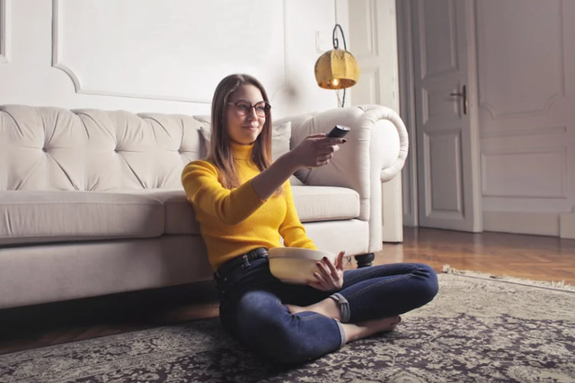 Ilustrasi angka kecerahan tv polytron yang bagus. Sumber: Pexels/Andrea Piacquadio