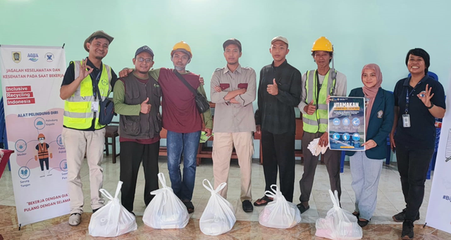 Foto Bersama Tenaga Kerja TPS 3R Desa Bono