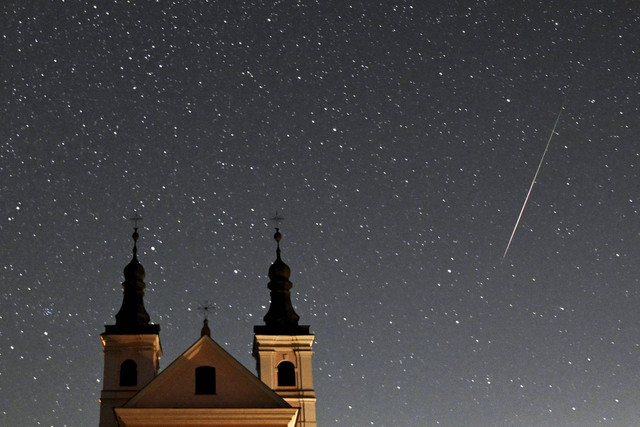 Ilustrasi hujan meteor. Foto: Sergei Gapon/AFP