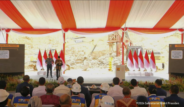 Wapres Ma'aruf Amin melakukan ground breaking Istana Wakil Presiden di IKN, Kalimantan Timur, Senin (12/8/2024). Foto: Youtube/ Setwapres RI