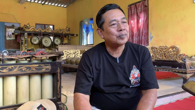 Proses Shooting dan Wawancara Bersama Bapak Kasimin Selaku Pelatih dan Pengasuh Karawitan. Sumber: Dokumentasi Pribadi