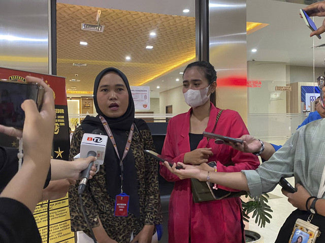 Sepupu korban penipuan dan penyekapan tenaga kerja di Myanmar berinisial SA (27), Yohana (35) mendatangi Bareskrim Polri untuk mencari bantuan pada Senin (12/8/2024). Foto: Abid Raihan/kumparan