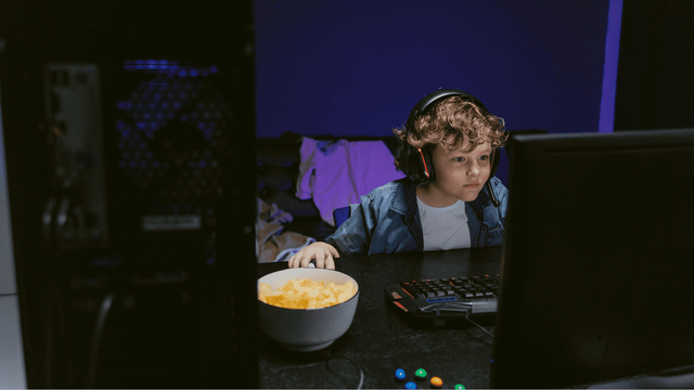 Ilustrasi anak bermain game online. Sumber gambar: https://www.pexels.com/id-id/foto/bermain-modern-masa-kini-anak-laki-laki-7046944/