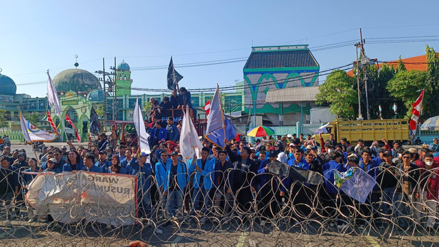 Ratusan mahasiswa dari Badan Eksekutif Mahasiswa Seluruh Indonesia (BEM SI) menggelar aksi di depan Gedung DPRD Jatim, Surabaya, Senin (12/8/2024). Foto: Farusma Okta Verdian/kumparan