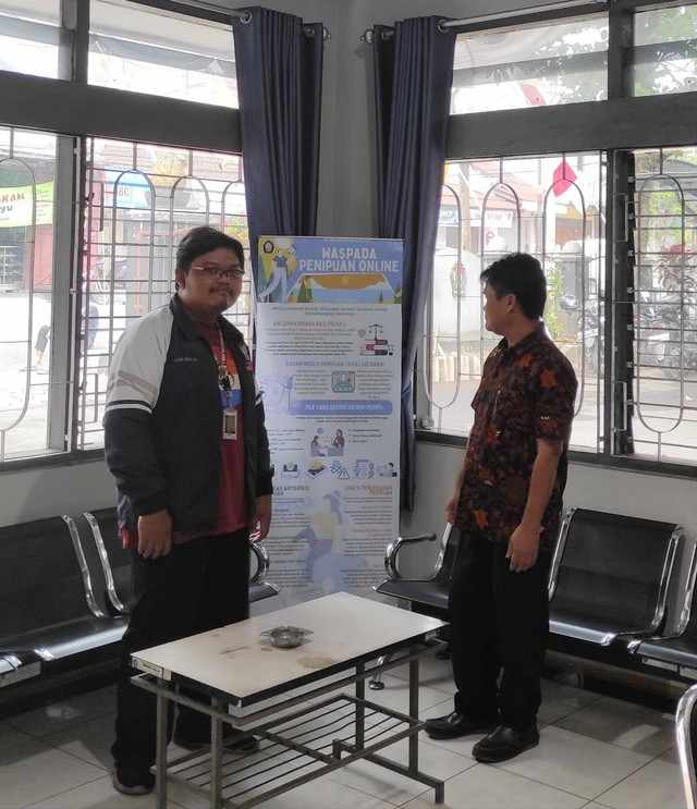 Foto bersama Pak Lurah Parakan Wetan saat penyerahan luaran banner infografis