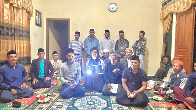demonstrasi dan Peyuluhan Pembangkit Listrik Tenaga Surya (PLTS) sederhana untuk rumah kepada warga Desa Sukomarto. Sumber: Ahmad Fauzan (KKN TIM II UNDIP 2024)