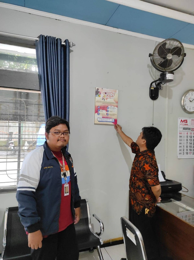 Penyerahan poster kepada Pak Lurah Parakan Wetan, Pak Purwanto