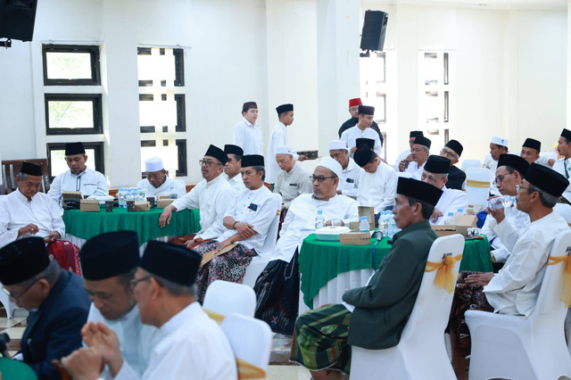 Para kiai struktural dan pengasuh pesantren berkumpul di Pesantren Tebuireng, Jombang, Senin (12/8/2024). Foto: PBNU