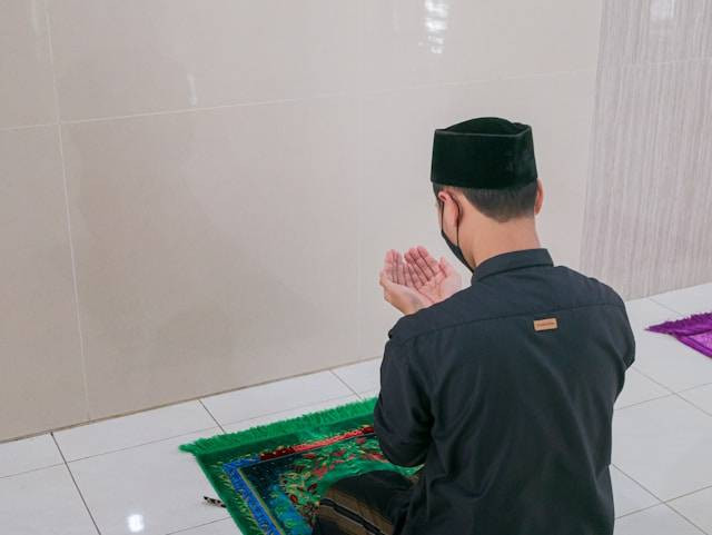 Bacaan Niat Sholat Sunnah Sebelum Isya. Foto Hanya Ilustrasi. Sumber Foto: Unsplash.com/Masjid Pogung Dalangan