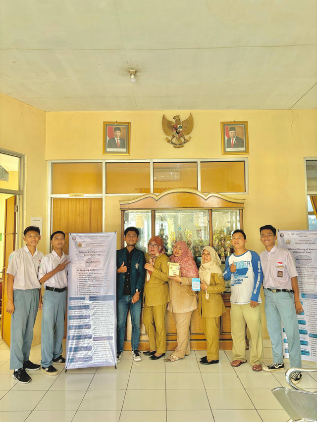 Foto Bersama dalam Kegiatan Pengoptimalan Pelayanan Publik di Kantor Kelurahan Sragi, Sumber: Dokumentasi Penulis