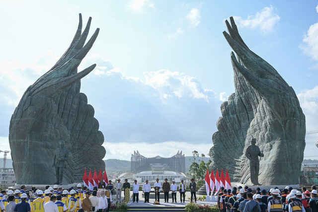 Presiden Joko Widodo (tengah) menyampaikan pidato saat peresmian Taman Kusuma Bangsa di Ibu Kota Nusantara (IKN), Penajam Paser Utara, Kalimantan Timur, Senin (12/8/2024). Foto: Fauzan/ANTARA FOTO
