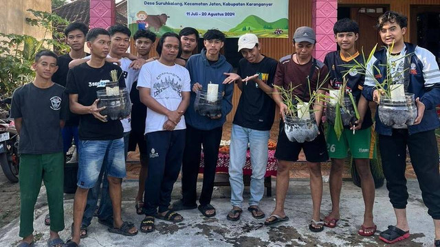 Foto bersama setelah melakukan kegiatan sosialisasi dengan Masyarakat Desa Suruhkalang. Sumber Dokumentasi Pribadi