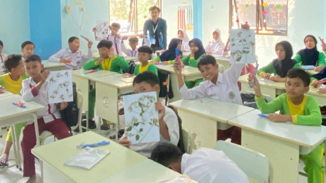 Foto bersama setelah melakukan kegiatan Praktek Pembuatan Herbarium dengan Siswa Dasar MIM Unggulan Suruhkalang. Sumber Dokumentasi Pribadi