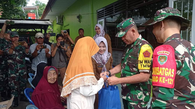 Tim Wasev TNI AD saat melakukan kunjungan ke Kabupaten Cirebon untuk memantau perkembangan program TNI Manunggal Membangun Desa (TMMD). Foto: Istimewa
