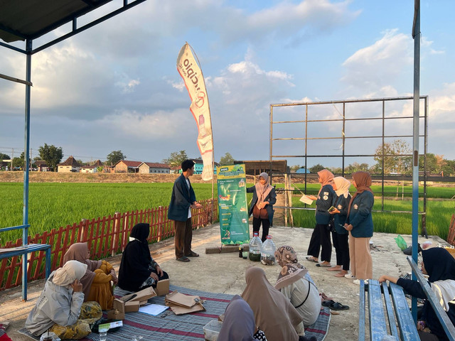 Pelatihan pembuatan pupuk organik cair bersama kelompok wanita tani Desa Kedungwinong