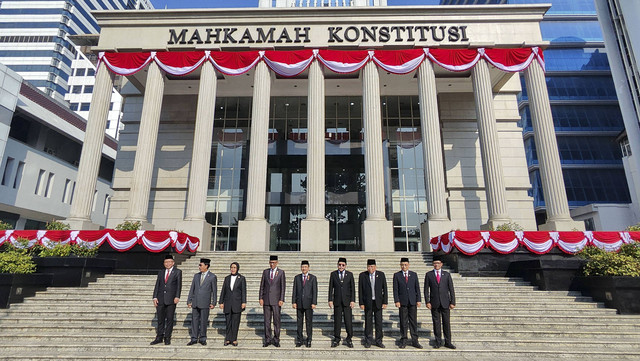 Upacara perayaan hari ulang tahun (HUT) ke-21 Mahkamah Konstitusi di Halaman Gedung MK, Jakarta Pusat, Selasa (13/8/2024). Foto: Jonathan Devin/kumparan