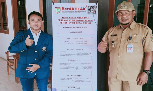 Foto bersama kepala desa