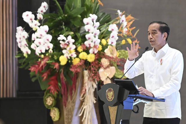 Presiden Joko Widodo menyampaikan pengarahan kepada kepala daerah seluruh Indonesia di Istana Negara, Ibu Kota Nusantara (IKN), Penajam Paser Utara, Kalimantan Timur, Selasa (13/8/2024). Foto: Sigid Kurniawan/ANTARA FOTO 