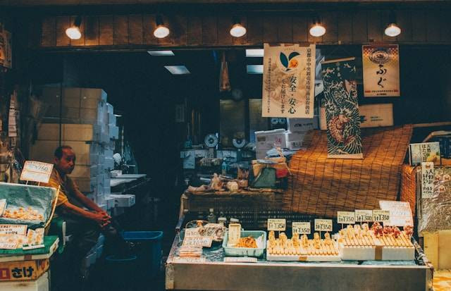 Keunikan Pasar Beriman Tomohon. Foto Hanya Ilustrasi Bukan Tempat Sebenarnya. Sumber Foto: Unsplash.com/Roman Arkhipov