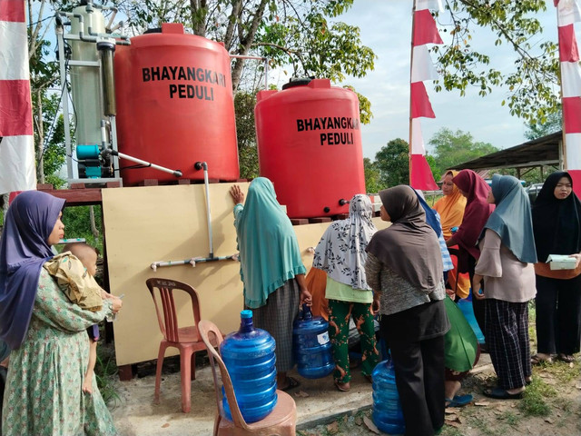 Sarana air bersih yang dibangun Bhayangkari Polres Melawi melalui Bhayangkari Peduli di Desa Tanjung Sari. Foto: Dok. Istimewa