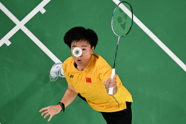 Tunggal putri China He Bing Jiao saat melawan wakil China Chen Yu Fei pada pertandingan perempat final Olimpiade Paris 2024 di Porte de la Chapelle Arena, Paris, 3 Agustus 2024. Foto: ANTONIN THUILLIER / AFP
