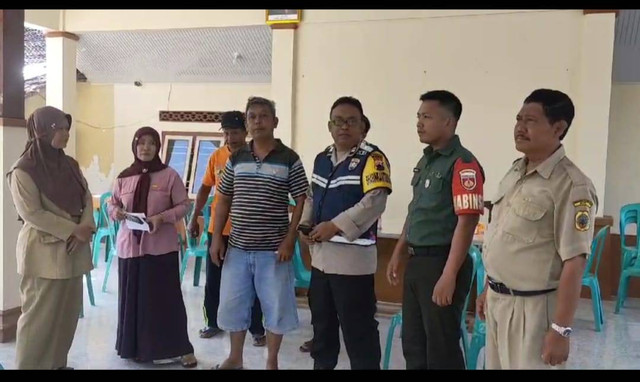 Sukati (kedua dari kiri) emak-emak yang menyiramkan air ke rombongan sound horeg di Kabupaten Pati, Jawa Tengah saat dimediasi. Foto: Dok. Polsek Margoyoso