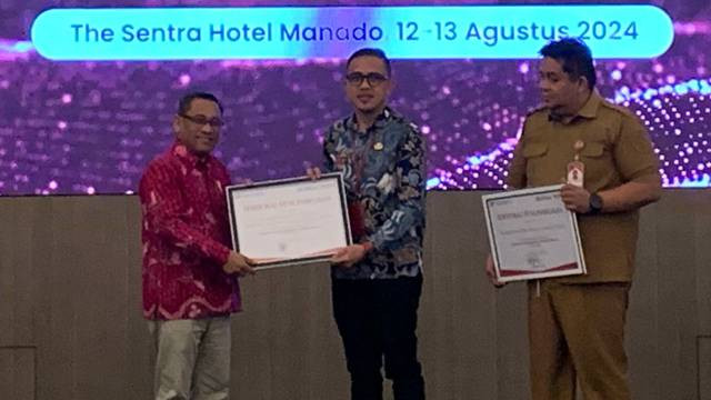 Kepala Diskominfo Kabupaten Sitaro, Stanly CF Tukunang, saat menerima penghargaan atas keberhasilan menempati urutan teratas Indeks Pembangunan Statistik (IPS) dari Badan Pusat Statistik.