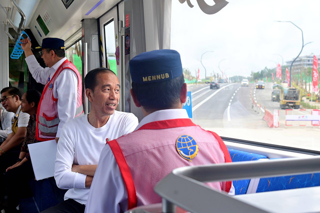 Presiden Joko Widodo didampingi Menhub Budi Karya Sumadi mencoba kereta otonom atau autonomous rail transit (ART) di Ibu Kota Nusantara (IKN), Kalimantan Timur, Selasa (13/8/2024). Foto: Kemenhub RI