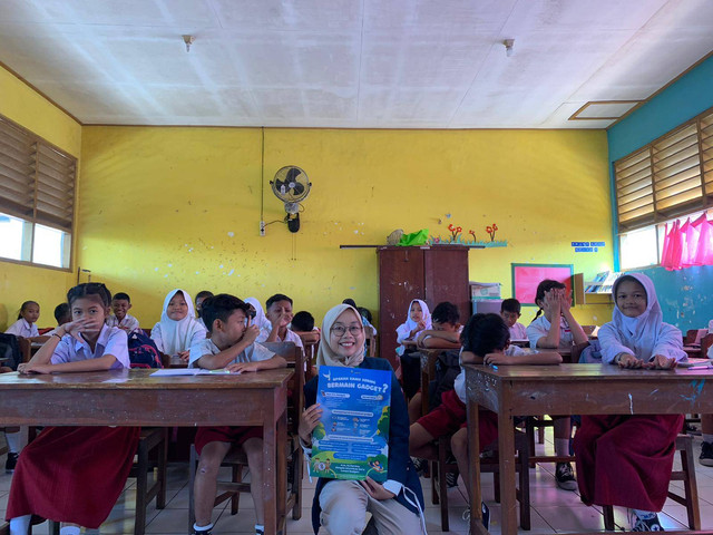 Mahasiswi dan Anak SD kelas 6 di SD Negeri Gandekan berfoto bersama