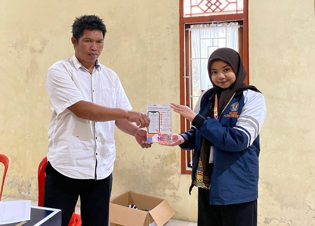 Mahasiswa KKN TIM II UNDIP 2024 Memberikan Pendampingan dan Pelatihan Pelayanan Administrasi Digital melalui Linktree dalam meningkatkan pelayanan administrasi Pemerintah Desa Jambewangi (Foto: Dok. Alyaa Nafira Nasrul)