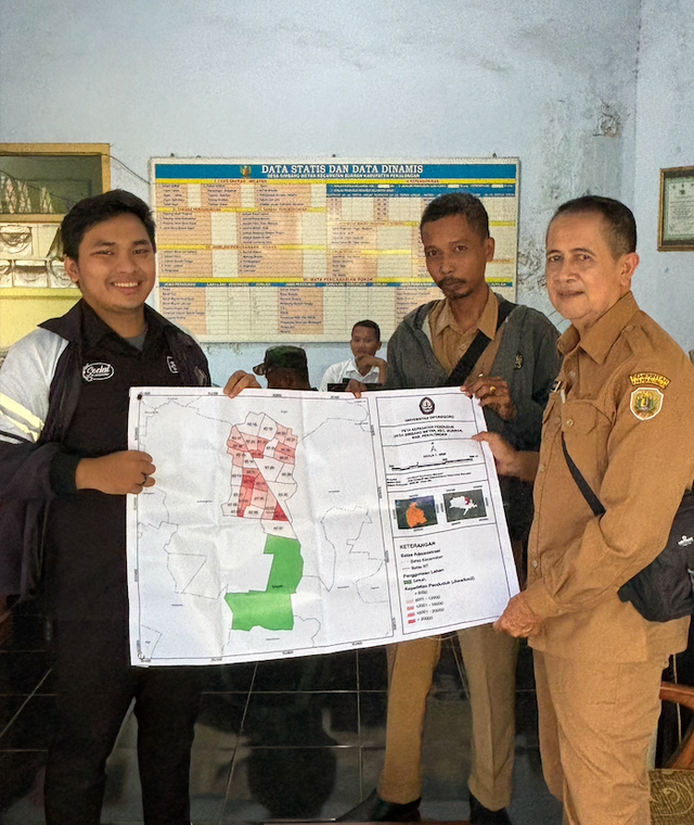Penyerahan Peta Kepadatan Penduduk ke Perangkat Desa Simbang Wetan