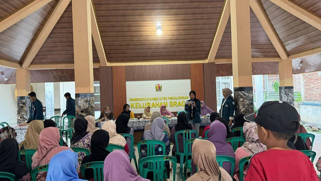 Edukasi Pemanfaatan Botol dan Galon Bekas sebagai Media Tanam Hidroponik kepada Ibu-ibu PKK Kelurahan Sragi