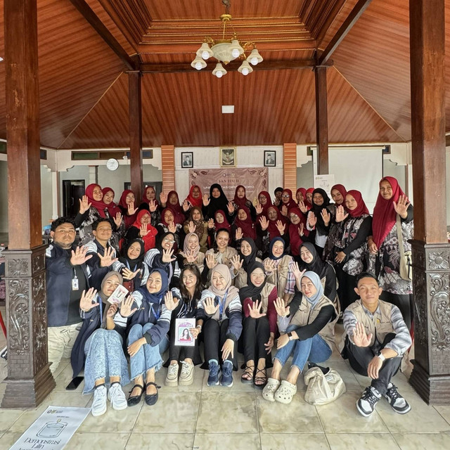 Foto bersama mahasiswa tim II KKN Undip 2024 dengan Ibu-Ibu PKK Desa Dalangan, Sumber : Dokumentasi Pribadi.