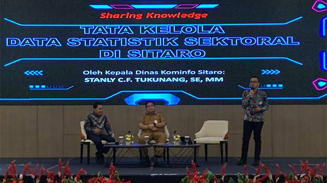 Kadis Kominfo Kabupaten Sitaro, Stanly CF Tukunang (berdiri) saat menjadi narasumber dalam kegiatan Kolaborasi Sistem Statistik Nasional (SSN) yang digelar di Manado.