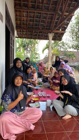 Pembuatan Inovasi Produk Oleh Mahasiswa PMM UMM dengan Ibu-Ibu Dusun Gebug Utara, Desa Wonorejo