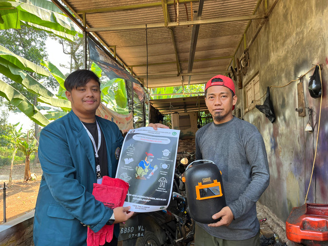 Pemberian Poster dan APD Pengelasan Kepada Bengkel las di Desa Tegalsari