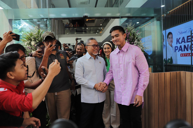 Ketum PSI Kaesang Pangarep bersama Ketum PAN Zulkifli Hasan menjawab pertanyaan usai pertemuan di DPP PAN, Jakarta, Rabu (14/8/2024). Foto: Jamal Ramadhan/kumparan