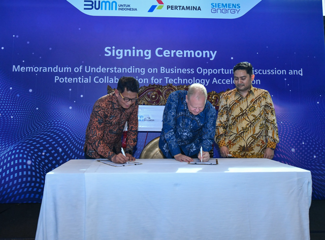(kiri ke kanan) Direktur SPPU Pertamina Salyadi Saputra, Senior Vice President dan Managing Director Siemens Energy Asia Pacific Thorbjörn Fors, didampingi Managing Director Siemens Energy Indonesia Andilo Harahap menandatangani Nota Kesepahaman mengenai Pembahasan Peluang Bisnis dan Potensi Kolaborasi untuk Percepatan Teknologi dalam mewujudkan energi berkelanjutan di Indonesia di Jakarta, Selasa, 13 Agustus 2024. Foto: Dok. Pertamina