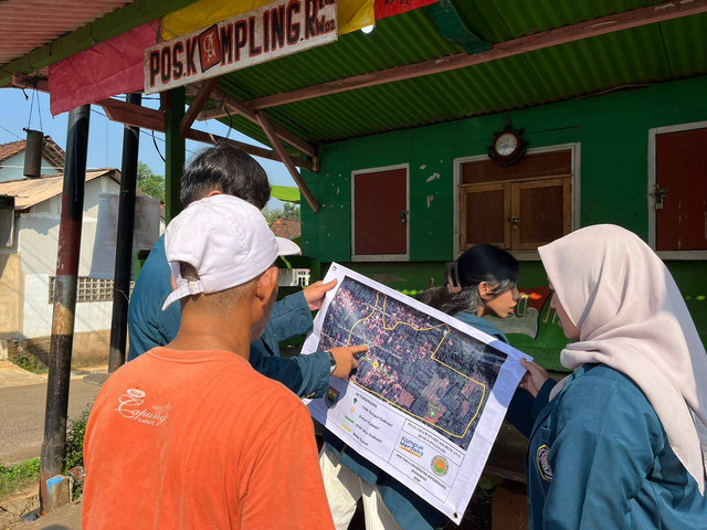               Dokumentasi penjelasan peta jalur evakuasi kepada warga 