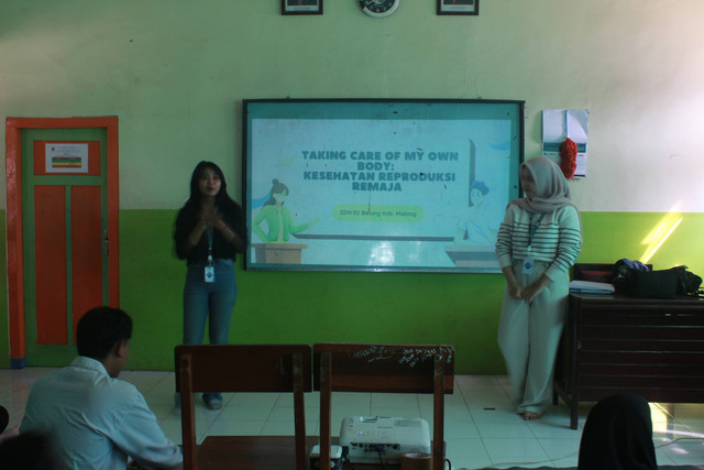 Pemberian materi oleh Yohana Novarinda & Enjelifi Januarti. Dokumentasi pribadi.