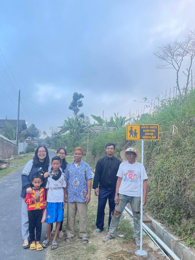 Mahasiswi KKN TIM II UNDIP Melaksanakan Pemasangan Plang sebagai Upaya Preventif dari sisi K3 Guna Meminimalisir Kecelakaan Lalu Lintas Area Sekolah dan Desa Munengwarangan/dok.pri