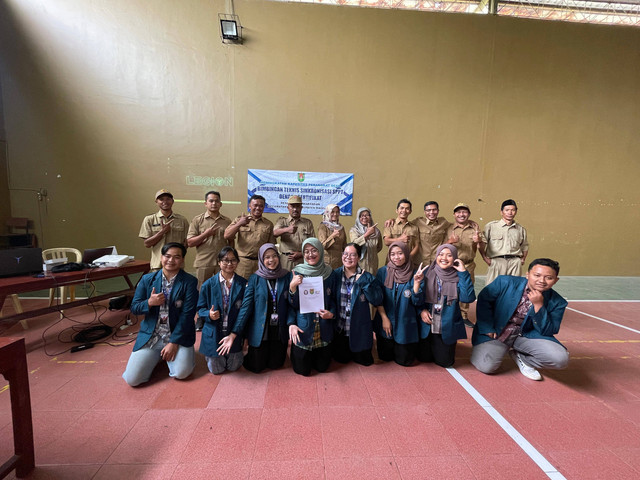 Mahasiswa/i KKN TIM II UNDIP 2023/2024 bersama Bapak/Ibu Perangkat Desa Munengwarangan/dok.pri