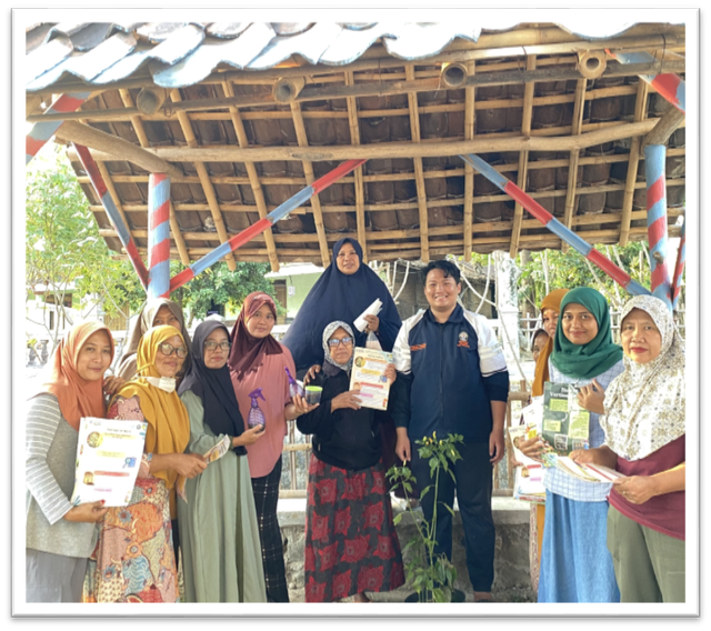Dokumentasi Mahasiswa KKN TIM II 2023/2024 Universitas DIponegoro bersama Ibu-Ibu Kelompok Wanita Tani (KWT) di Desa Pengkol