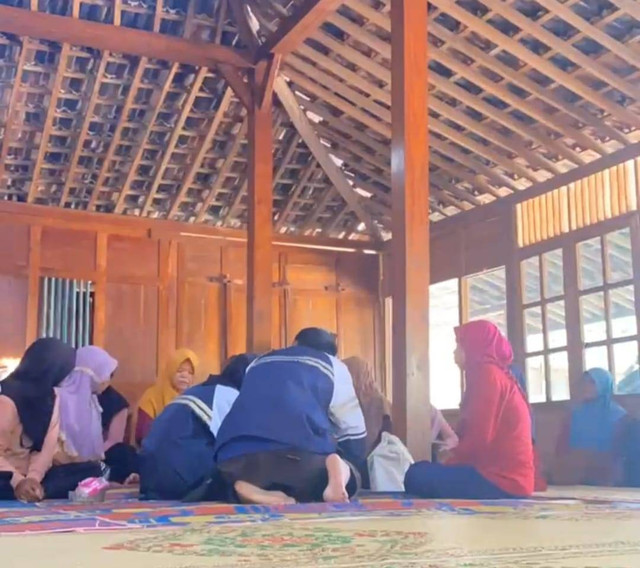 Mahasiswa KKN Undip Melakukan Wawancara dengan Kuesioner MoCA-INA untuk Menilai Fungsi Kognitif Peserta Posyandu (Sumber: Dokumen Pribadi)