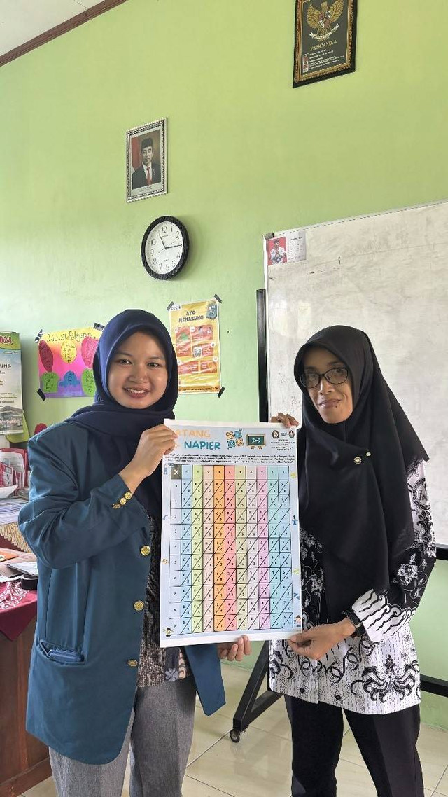 Penyerahan Poster Tabel Perkalian Batang Napier 